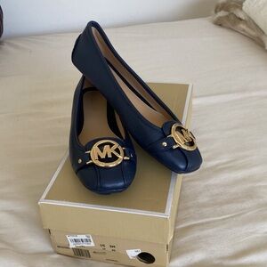 Michael kORS  Flat Navy slip on confort shoes. Gold Mk Logo Charm Size 5